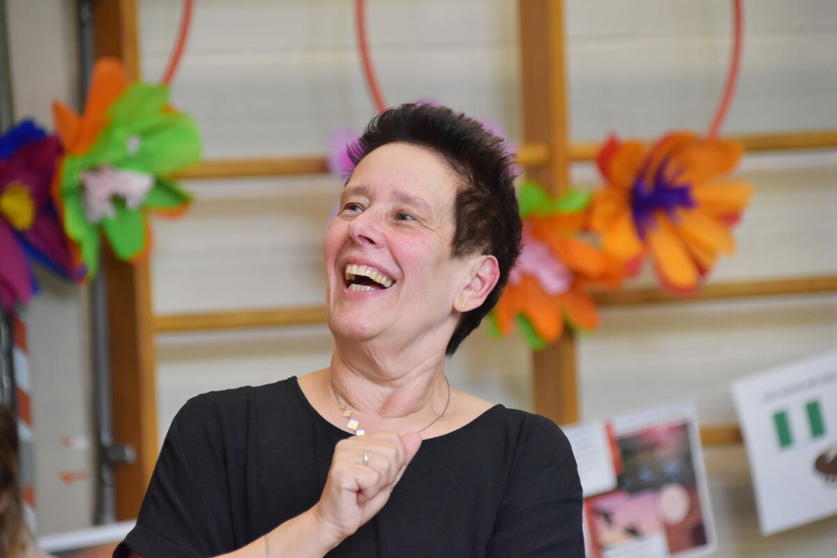 Brigitte Bayer-Clau&szlig; freut sich &uuml;ber einen Beitrag von Sch&uuml;ler:innen bei ihrer Verabschiedung