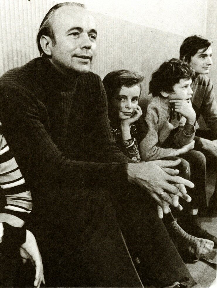 1960er Jahre Peter Flosdorf (links) und Harald Patzelt (ganz rechts) im Kreis von Kindern<br>