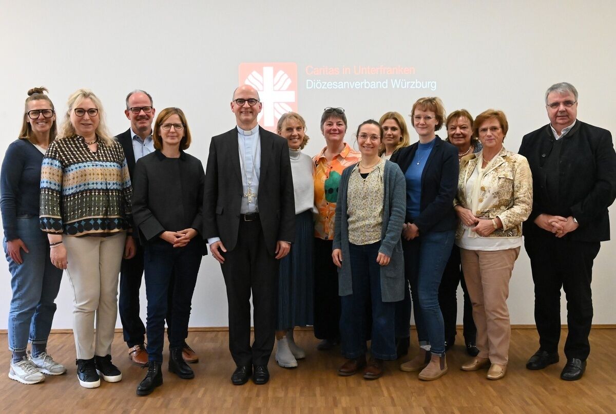 Bischof Dr. Franz Jung (5. v. l.) mit Anna Elisabeth Thieser (Mitte) vom Referat Schwangerschaftsberatung für die Diözese Würzburg und Domkapitular Clemens Bieber (r.), Vorsitzender des Caritasverbandes für die Diözese Würzburg sowie Verantwortliche der Sozialdienste katholischer Frauen Aschaffenburg, Schweinfurt und Würzburg bei der Zusammenkunft der Diözesanen Arbeitsgemeinschaft der Katholischen Beratungsstellen für Schwangerschaftsfragen im Würzburger Caritashaus | © Anna-Lena Herbert | DiCV Würzburg