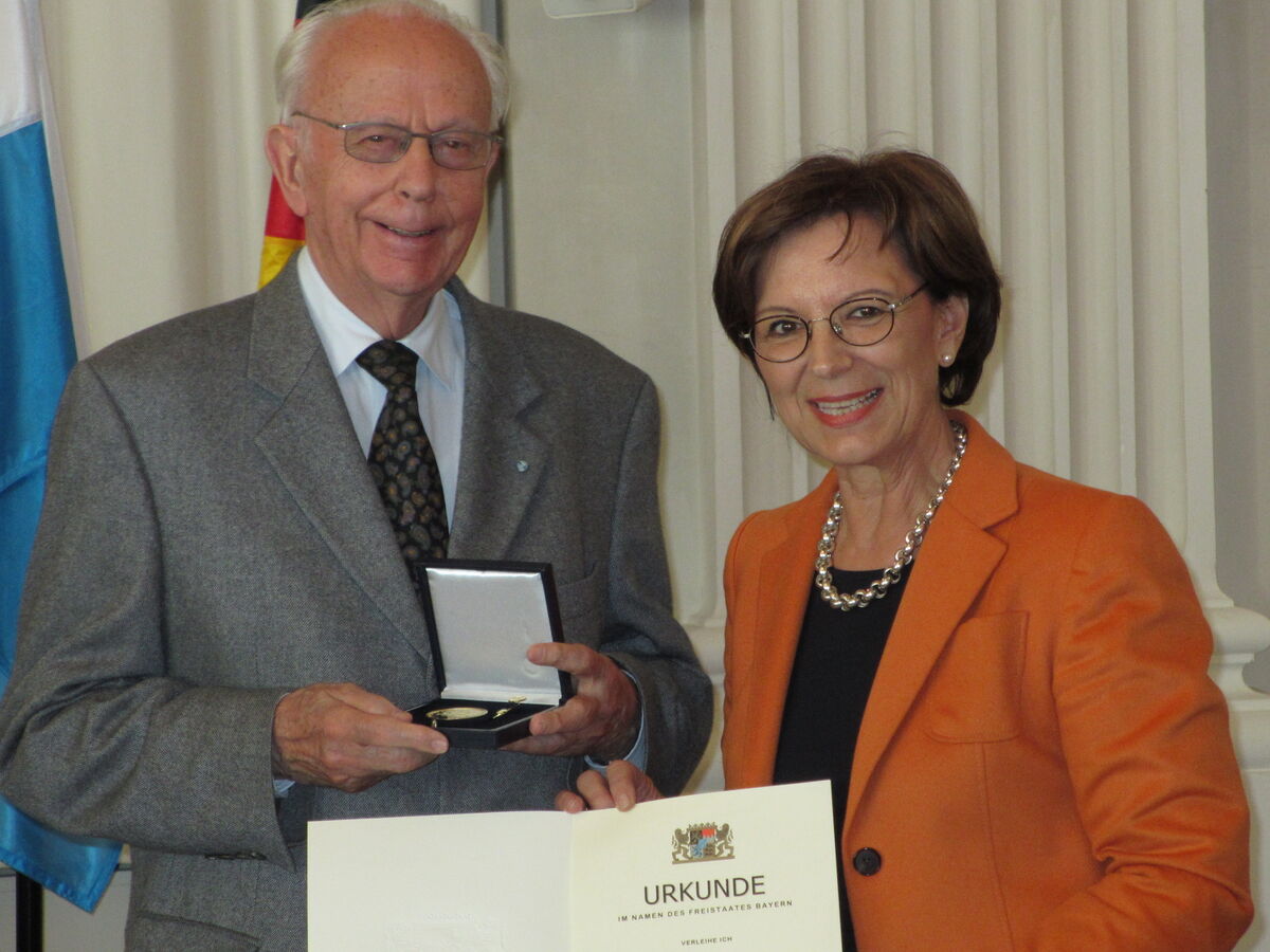 2014 Dr. Peter Flosdorf wird von der bayerischen Sozialministerin Emilia Müller mit der Bayerischen Verdienstmedaille für soziale Verdienste ausgezeichnet<br>