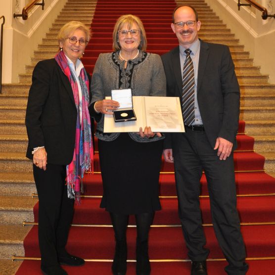 Dr. Anke Klaus und Wolfgang Meixner freuen sich mit Ruth Reinfurt über die Auszeichnung